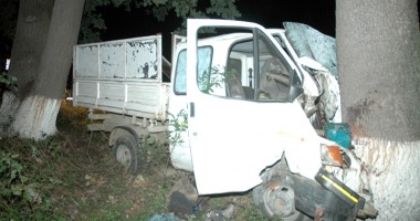 Stire din Eveniment : Tragedie! Un bărbat a murit după ce a intrat cu mașina în pom
