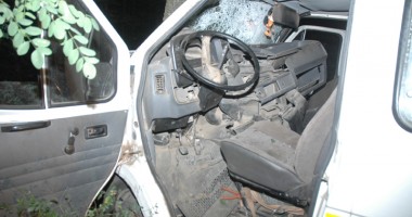 Tragedie! Un bărbat a murit după ce a intrat cu mașina în pom - 2