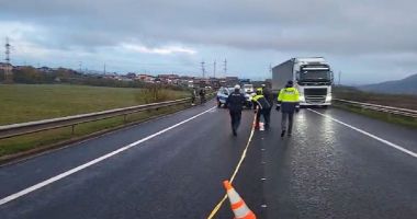 Stire din Eveniment : O femeie a fost lovită de o maşină şi aruncată sub roţile unui TIR. Impactul i-a fost fatal