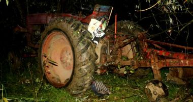 Accident mortal după ce un tractor s-a răsturnat. O persoană a murit și alte patru au fost rănite