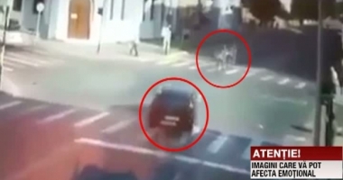 VIDEO. ACCIDENT GRAV! Un motociclist a fost spulberat de o mașină
