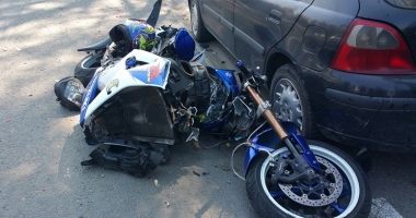 Galerie FOTO. GRAV ACCIDENT RUTIER. Un motociclist a zburat peste un autoturism oprit la semafor - 3