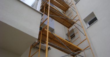 Stire din Social : Accident de muncă: muncitor lovit de o schelă desprinsă de vânt!