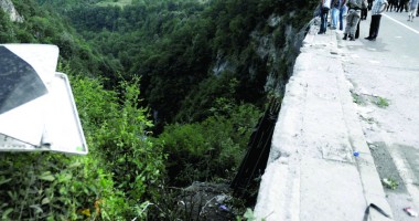 Stire din Actualitate : Excesul de viteză, cauza accidentului din Muntenegru