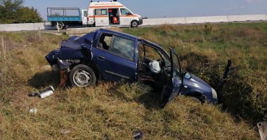 Galerie foto / MAȘINĂ FĂCUTĂ PRAF după ce s-a răsturnat în câmp! - 2