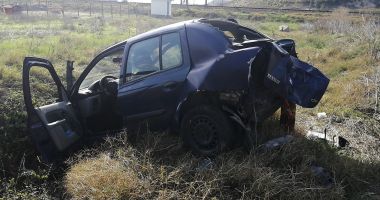 Galerie foto / MAȘINĂ FĂCUTĂ PRAF după ce s-a răsturnat în câmp! - 3