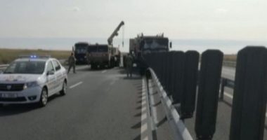 Convoi NATO implicat într-un accident pe autostradă. Trei militari au fost răniți