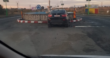 ACCIDENT SPECTACULOS ÎN NĂVODARI! Beat la volan, s-a izbit cu bolidul într-un sens giratoriu - 2