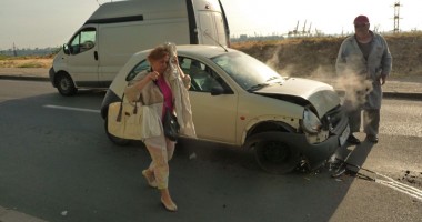 Un Ford a lovit un autobuz RATC de pe linia 2 în dreptul Liceului Navrom - 2