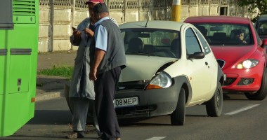 Un Ford a lovit un autobuz RATC de pe linia 2 în dreptul Liceului Navrom FOTO - 4