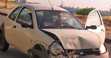 Un Ford a lovit un autobuz RATC de pe linia 2 în dreptul Liceului Navrom FOTO - 5