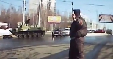 Stire din Actualitate : VIDEO/ Un militar rus, foarte BEAT, a intrat cu tancul într-un stâlp!