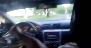 Stire din Eveniment : IMAGINI REVOLTĂTOARE. Șoferul prins beat de dimineață, spectacol la volan. Se "șprițuia" la volan, cu manelele la maxim
