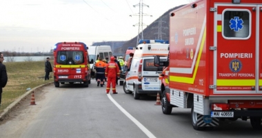Galerie foto / GRAV ACCIDENT RUTIER. Microbuz plin cu pasageri, lovit în plin de o Dacie. UN MORT și cinci răniți - 2