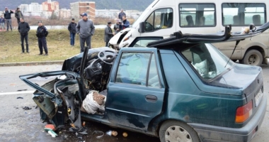 Galerie foto / GRAV ACCIDENT RUTIER. Microbuz plin cu pasageri, lovit în plin de o Dacie. UN MORT și cinci răniți - 3