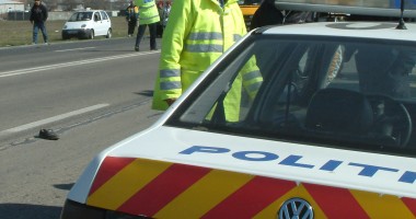 Băut și fără permis, s-a răsturnat cu mașina într-o râpă