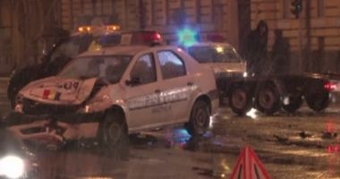 Doi polițiști au rămas fără permis, după ce s-au izbit puternic într-o intersecție din oraș