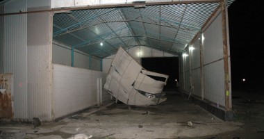 Galerie FOTO. Beat și fără permis, a făcut praf cu BMW-ul o spălătorie - 12