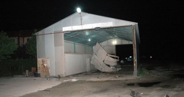 Galerie FOTO. Beat și fără permis, a făcut praf cu BMW-ul o spălătorie - 11