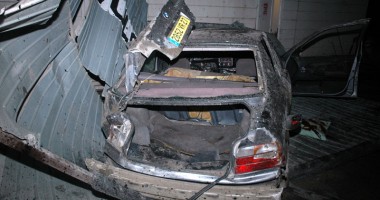 Galerie FOTO. Beat și fără permis, a făcut praf cu BMW-ul o spălătorie - 7