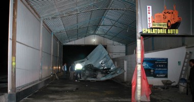 Galerie FOTO. Beat și fără permis, a făcut praf cu BMW-ul o spălătorie - 9