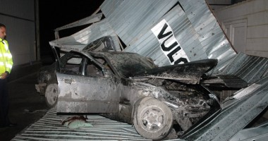 Galerie FOTO. Beat și fără permis, a făcut praf cu BMW-ul o spălătorie - 2