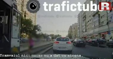 Stire din Eveniment : Accident șocant în București. O tânără a fost lovită de tramvai și prinsă sub roțile acestuia / Video