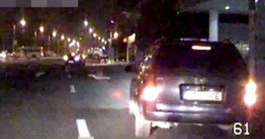 Stire din Eveniment : VIDEO. Beat la volan, A LOVIT O FEMEIE PE TRECERE și A FUGIT DE LA LOCUL ACCIDENTULUI, cu mașina Poliției pe urme!