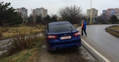 GALERIE FOTO CONSTANȚA / DAR CU STÂLPUL CE-AȚI AVUT? Un Ford nou nouț, șifonat rău după un accident rutier - 4