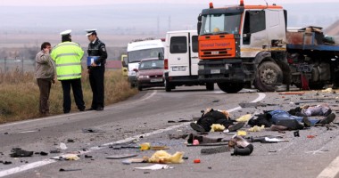 Stire din Eveniment : Tragic accident rutier pe "drumul blestemat"
