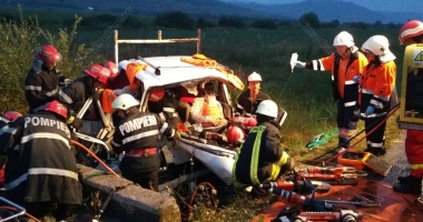 Imagini șocante. MAȘINĂ IZBITĂ ÎN POD. DOI MORȚI și un rănit. Șoferul, preluat cu elicopterul SMURD - 2