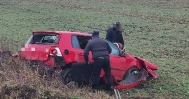 Stire din Eveniment : Autoturism accidentat de tren! Care e starea şoferilor şi a celor 20 de pasageri din tren