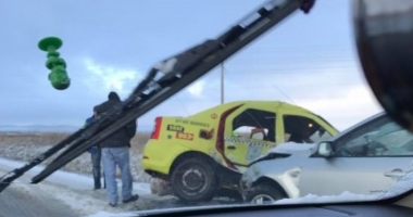 Accident rutier din cauza unui taxi. Șase victime