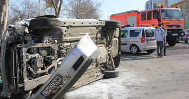 Stire din Eveniment : IMAGINI SPECTACULOASE / Accidentul groaznic de pe Soveja a băgat trei tineri în spital
