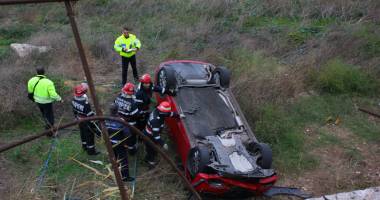 Imagini dramatice! Accident grav pe strada Traian. A plonjat cu Honda într-o râpă! - 2