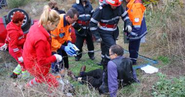 Imagini dramatice! Accident grav pe strada Traian. A plonjat cu Honda într-o râpă! - 4