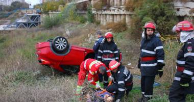 Imagini dramatice! Accident grav pe strada Traian. A plonjat cu Honda într-o râpă! - 8
