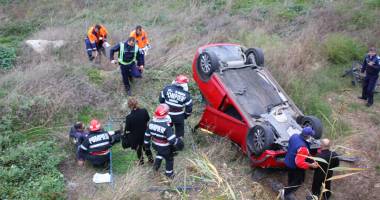Imagini dramatice! Accident grav pe strada Traian. A plonjat cu Honda într-o râpă! - 13