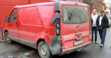 Stire din Eveniment : Ambulanța groazei. A lovit patru mașini într-o intersecție din centrul Constanței