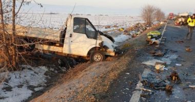 Microbuz implicat în accident. A fost activat PLANUL ROȘU. Doi morți și șapte răniți