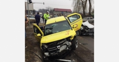 Taxi făcut praf, după un impact violent - 2