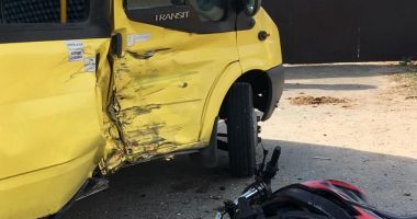 Stire din Eveniment : Accident teribil: un motociclist fără permis a intrat în plin într-un microbuz!