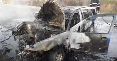 Accident teribil! Un șofer a murit după ce a intrat cu mașina într-un pom