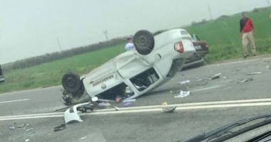 ACCIDENT SPECTACULOS! Mașină răsturnată, lovită apoi de camion