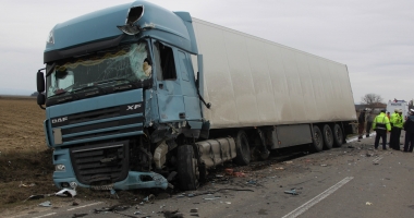 ACCIDENT. DOUĂ TIRURI s-au ciocnit frontal. Unul dintre șoferi, rănit grav