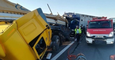 Grav accident cu două TIR-uri. Ambii șoferi au murit