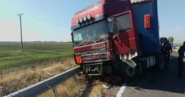 Stire din Sport : Accident mortal! Șoferul unui autoturism și-a pierdut viața după ce a intrat într-un TIR
