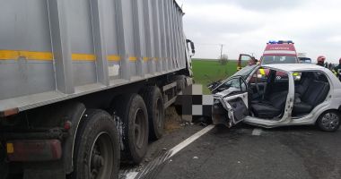 Stire din Eveniment : Autoturism spulberat de TIR! Șoferul, scos de pompieri dintre fiarele contorsionate