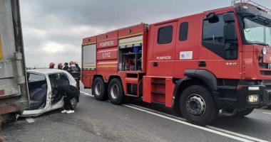 Autoturism spulberat de TIR! Șoferul, scos de pompieri dintre fiarele contorsionate - 2