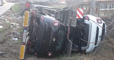 Un TIR plin cu modele Dacia Duster s-a răsturnat după un impact frontal cu un alt autotren